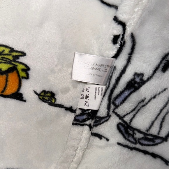 Hallmark Halloween Peanuts Plush Throw Blanket - Picture 3 of 3